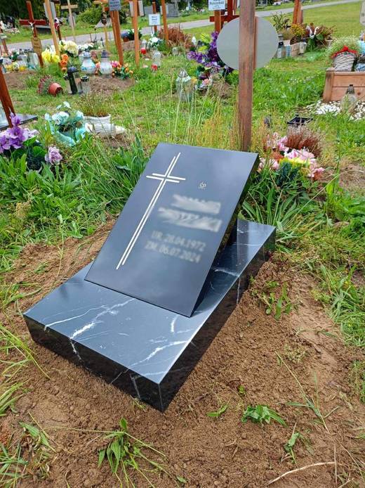 Nagrobek kompozytowy skośny